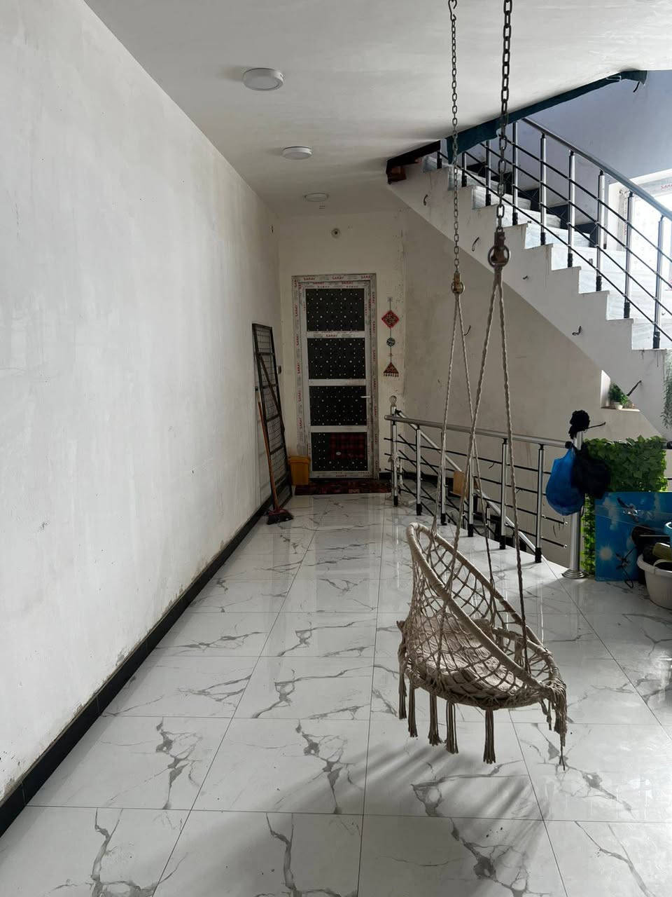 دار للبيع في الناصرية حي المعلمين 100متر يحتوي على ثلاث غرف ومخزن في الطابق الثالث مطلوب اسكان 35مليون التسديد 177الف بالشهر سعر البيت 225وبي مجال للاستفسار  التواصل مع الصفحة او على الرقم ***********
