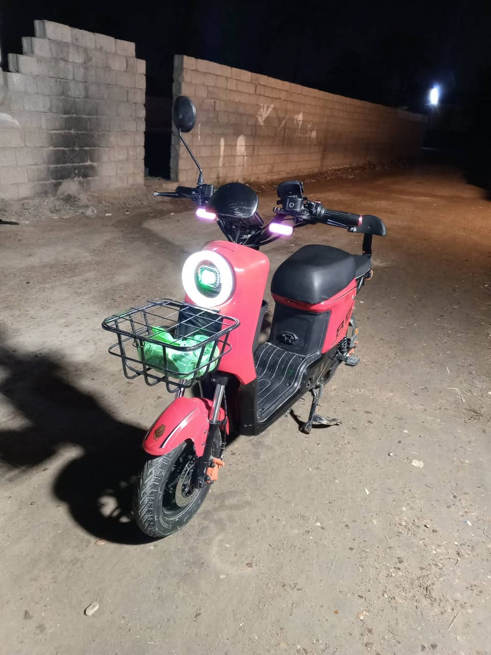 سلام عليكم ورحمه الله وبركاته 
للبيع درجه شحن ار تسعه R/9
تكون من خمسة بطاريات اصليه 
موديل/2025
مكفوله من كلشي كهربائيه كمله 
تشغيل شويج وبصمه عن بعد 
بيها بلوتوث 
سعر درجه 500الف بيها مجال بسيط 
عنوان بغداد ابي غريب شيحه ثانيه 
قرب مدرسة ابن زيدون 
تحب توصل مع مرسله صفحه علي فيس بوك 
هاذا رقمي للتواصل مع ***********
