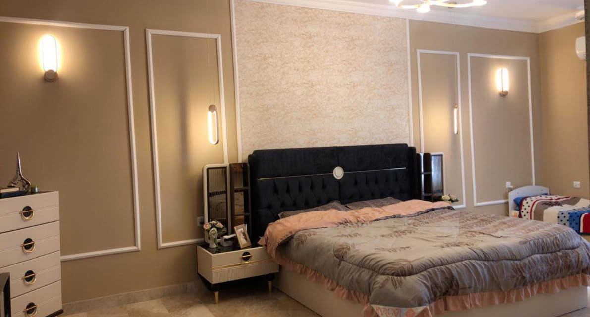 بيت طابو زراعي ملك صرف في الدورة نهاية شارع ٦٠
المساحة ١٠٠ متر
واجهة ٦,٦٦٦ م نزال ١٥ م
خدمات ماء وكهرباء ومجاري وتبليط كاملة
ارتفاع السقف ٣ متر
مطبخ وهول حولي واستقبال ومنور وحمام بالطابق الارضي
غرفتين نوم وغرفة ملابس وحمام بالطابق الثاني
المطبخ تركي تفصال مع البيت
سبالت انفيرتر توسوت وعادي ميديا مع البيت
واجهة و ارضية البيت كلها مرمر من الارضي للبيتونة 
الشبابيك والبيبان كلها ألمنيوم
باب الاستقبال قاصة ثقيل جداً
بناء سنة ٢٠٢١
السعر ٢١٠ مليون وبي مجال بسيط
للتواصل على *********** موجود واتساب بغداد, العراق
