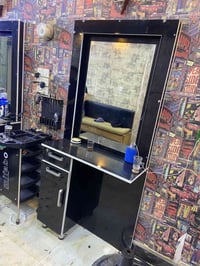 ميز حلاقه اسود للبيع عدد 3 نضيف وكامل مامستعمل هواي سعر الواحد 100  مك...