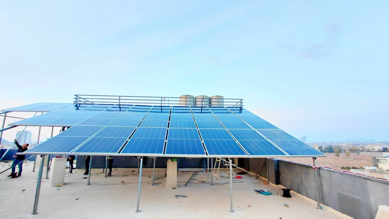 ⚡🌞 روژ للطاقة الشمسية… عندما تتحول العمارات إلى طاقة مستقلة 
السبت 17_1_2026
في خطوة جديدة تؤكد ريادته في مجال الطاقة المتجددة، يعلن مكتب روژ للطاقة الشمسية عن إنجاز مشروع نوعي في أربيل – عينكاوه، تمثّل بتحويل عمارة بشار أبو تيم المكوّنة من 4 طوابق مع مصعد إلى منظومة طاقة شمسية متكاملة تعمل على مدار الساعة، مع استغناء تام عن المولدات الكهربائية.
هذا المشروع لم يكن مجرد تركيب منظومة، بل حل ذكي ومستدام يضمن كهرباء مستقرة، هدوءًا تامًا، وتوفيرًا حقيقيًا في التكاليف، مع نظام تحكم ومراقبة كامل عن بُعد وفق أحدث التقنيات العالمية.
🚀 ماذا قدمت روژ في هذا المشروع؟ 
🔹 ألواح شمسية عالية الكفاءة 650 واط × 27 بضمان 15 سنة
🔹 بطاريات ليثيوم Huawei بسعة إجمالية 30 كيلواط، 10,000 دورة شحن، ضمان 5 سنوات
🔹 إنفرتر Deye العالمي بقدرة 18,000 واط مع أداء ثابت واعتمادية عالية
⚡ تشغيل فعلي ومستقر:
نهارًا حتى 60 أمبير
ليلًا حتى 30 أمبير ✔️ تشغيل المصعد وكافة الأحمال بثقة كاملة
✔️ كهرباء مستمرة بدون انقطاع
✔️ راحة، أمان، واستثمار طويل الأمد
🌍 روژ للطاقة الشمسية تضع بين يديكم حلولًا متكاملة للمنازل، العمارات، والمشاريع التجارية، مصممة خصيصًا لتناسب بيئة العراق وتحدياته الكهربائية.
📍 فروعنا: بعشيقة | شيخان | سنجار
📞 اتصل الآن واحجز استشارتك المجانية:
المهندس قيدار: *********** – ***********
سلام سلو: *********** – ***********
📲 تابعونا وشاهدوا كيف تتحول المباني إلى طاقة مستقلة مع روژ.
#روژ_للطاقة_الشمسية #حلول_ذكية #طاقة_نظيفة #بدون_مولدة #استثمار_ذكي #اربيل #عينكاوه #العراق #كهرباء_دائمة #روژ_تبدع @أبرز المعجبين #اربيل #عينكاوة #هولير
