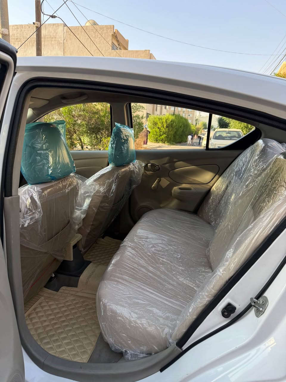 Nissan Sunny 2013
دوو پارچەی هەیە دەرکەی سەکن و صندوق
پشت و پێشی کەپسە 
بە شەرتی تەقە و رەقە 
گێر و مەکینە بە شەرت 
هەولێر 
*********** أربيل, العراق
