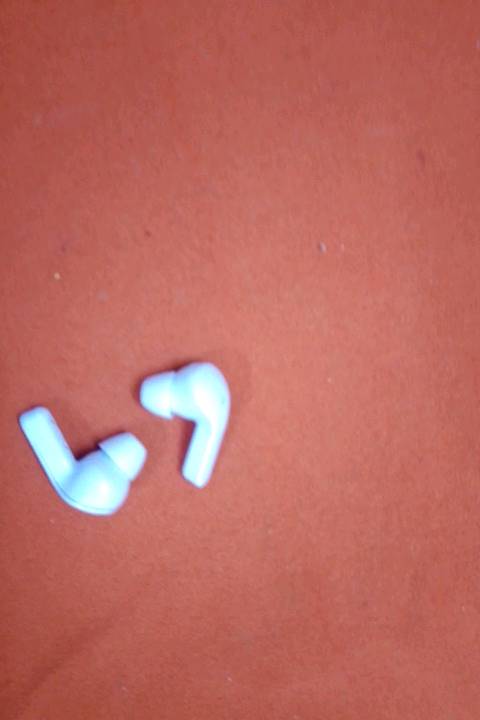 سماعات بلوتوث عالية الجودة بحالة ممتازة مع علبة شحن مرفقة تعرض نسبة البطارية. تصميم مريح وخفيف الوزن لسهولة الاستخدام والراحة أثناء الحمل. مثالية للاستماع للموسيقى أو المكالمات الصوتية بجودة عالية.