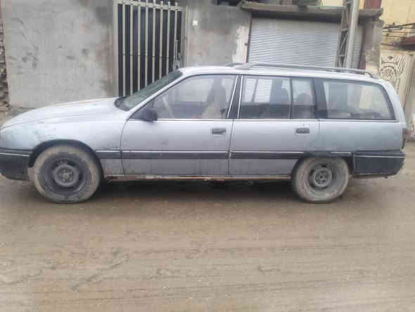 السلام عليكم اوميكه موديل 89 رقم ديالى سنويتها لل 27 مكينه وكير برنس المكينه قبل اسبوع من جفتتها سياره مال شغل مو كشخه سعرها 20 ورقه مكاني ديالى بعقوبة
