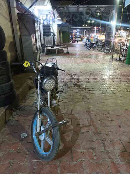 موطور للبيع نضيف شغال هندر واحد السعر 150 مكان كياره الاستفسار عل رقم ***********
