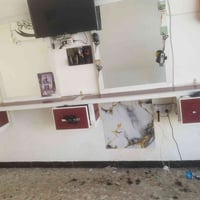 ميز حلاقه المنيوم نضيف للبيع سعر خاص  او الاصال عل رقم 07708800643