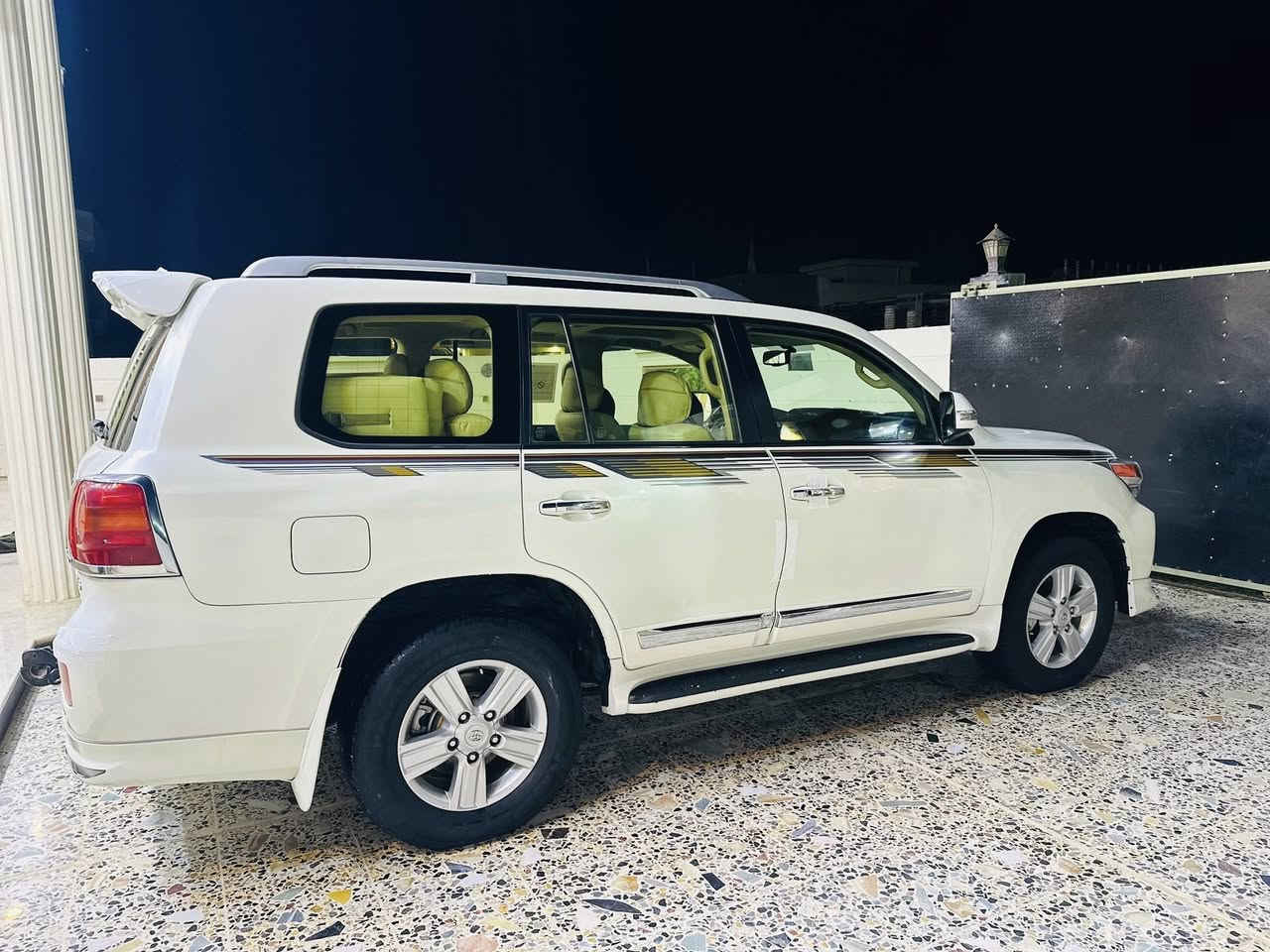 يالله السلام عليكم لاندكروز 2014 بريم اصل باب اول فول 1/1   V6 رقم بغداد الجديد باسمي هزه وفحص وسنويه كله جديد كير ومحرك ومكينه كله مكفول ممفتوحات تخم تاير جديد بيه بارد بلجاملق المامي على كد شبر  
الموصفات 
فتحه سقف 
محرك V6
1-كامره 
2-شاشه
3-طفايه 
4-اضويه زرق 
5- حساس دمعة  
6 -اضويه بلدوس 
7-كشنات جلد +كهرباء + ثلاث حركات 
8-ماشيه 138 الف حقيقي 
9-لايت زينون 
10-تحكمات ستيرن 
11-مري كهرباء+ شفط +قلاب عند الرجوع +اشاير بل مري 
12-حساسات امامي خلفي 
13- يدات نيكل وباغة 
14-زراك لايت 
معروفه موصفات البريم سياره احلى من صور بعده كله عل بلاد عل شركة لامحدث بيه شي ولاملعوب بيه مكان بغداد السعر(368)وبيه مجال الاستفسار(***********)
