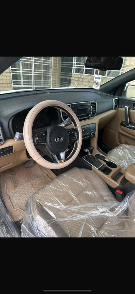 السلام عليكم 

كيا سبورتج 2018 خليجي 
نظيفة جدا ما بيها اي طخه او رصعه مكفولة كفالة عاامة من الزلخ حتى

 المواصفات 
كاميرا خلفيه بلاديه .. اللون ابيض خليجي.. حساسات امامي خلفي 
كشنات جلد وقماش بلاديه.. ماشيه 100الف حقيقي .. 
 تحكمات ستيرن .. بانزين كله محسن وسوبر فقط ماخذها على ايدي بموديله .. كلشي ممبدل بيها على
حطتها كلشي بلاد. 

طبعا تخم تايرات جديد قبل اسبوع هانكوك اصلي

مكان السيارة : بغداد / السيدية

السعر المطلوب 195  ورقة 

 للتواصل ***********
اتصال فقط
