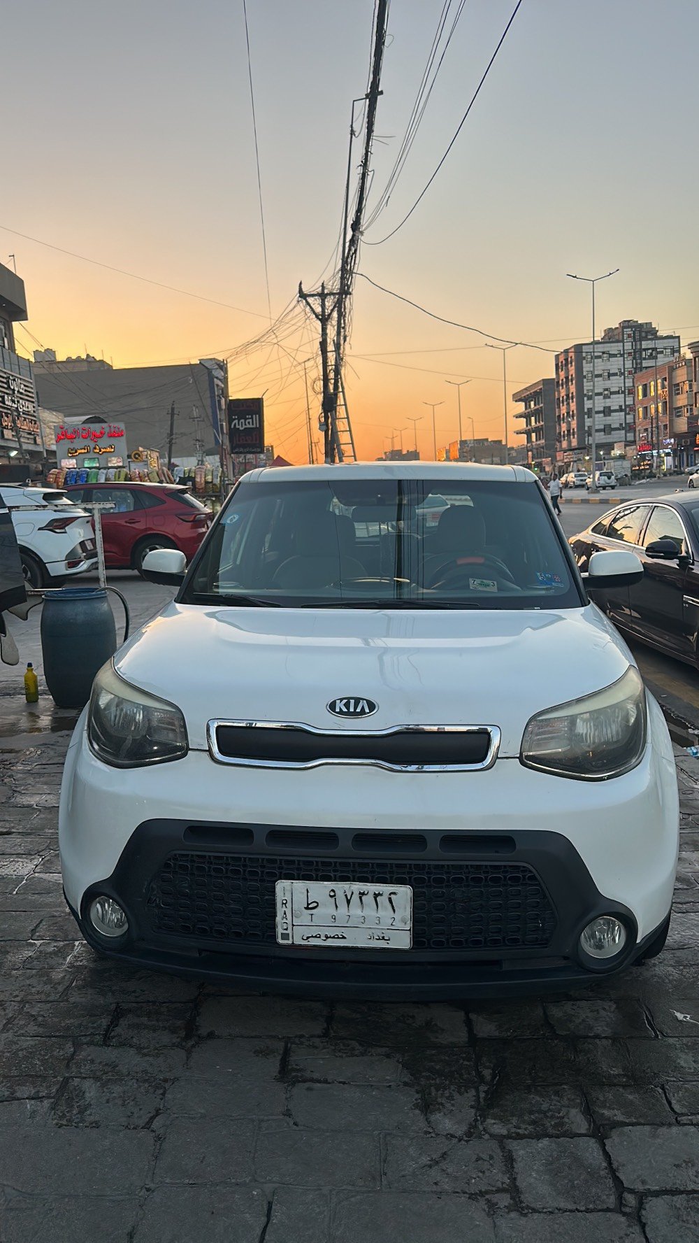 للبيع: كيا سول (Kia Soul) موديل 2015 - السيارة نظيفة
السيارة وارد أمريكي، بحالة ممتازة ومواصفات .
• المحرك: 1600 GDI (اقتصادي وقوي).
• الحالة الفنية: السيارة حادثها "جاملغ خلفي".
• السنوية باسمي الشخصي، والتحويل في اليوم التالي مباشرة .
للاستفسار والتواصل:
يرجى الاتصال على الرقم: ***********
شكد مشايتها حالياً؟ وهل الجير أوتوماتيك لو عادي؟: 
ماشيهه فوك ال100 كير اوتماتيك 
أي فئة بالضبط من الكيا سول 2015؟ وبيها مواصفات إضافية مثل شاشة، كاميرا، فتحة، بصمة أو حساسات؟: 
سول موديل 2015 وارد امريكي حادثهه حاملغ خلفي بدون اي ضرر 
وين مكان السيارة بالضبط بالعراق حتى يجي المشتري للمعاينة؟: 
بغداد البلديات 
بعد حادث الجاملغ الخلفي، شنو الأجزاء اللي متبدلة أو متصلّحة؟ وهل بيها أي ضرر بالمكينة، الكير، الشاصي أو التبريد؟: 
حادثهه جاملغ خلفي بدون اي ضرر 
السعر شكد المطلوب؟ وهل قابل للتفاوض لو نهائي؟: 
105 ورقهه وبيهه مجال 