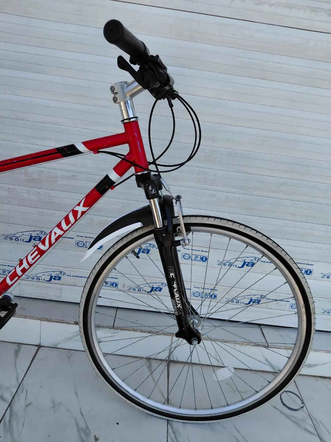 CHEVAUX 2018 حجم 28 / C700 كل الاجزاء المنيوم  الفريم حديد 3 × 7 سرعات من SHIMANO دبل امامي شغال  الدراجة جاهزة بدزن عيوب فقط شخوط بالفريم السعر 165 الف شامل التوصيل    ✈يوجد توصيل لجميع المحافضات ✈ كركوك مدخل سايدين حي الاسرى والمفقودين  معرض ابو شيفان ( *********** )
