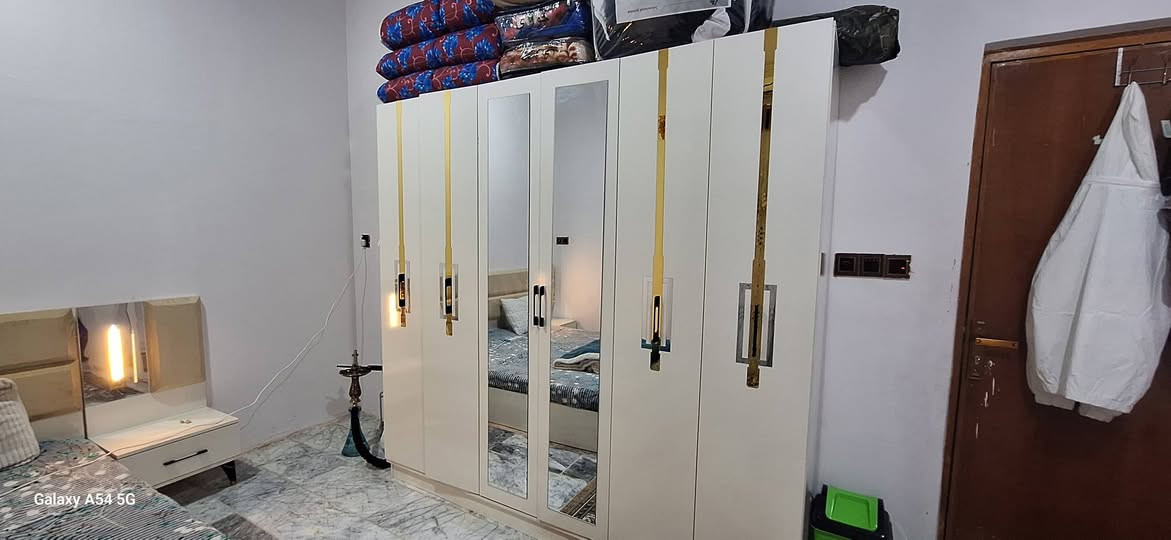 السلام عليكم غرفه نوم شبابيه5قطع  مستخدمه 4تشهر فقط نضيف 100% العنوان البصرة الدير الاستفسار لاتصال برقم ***********
