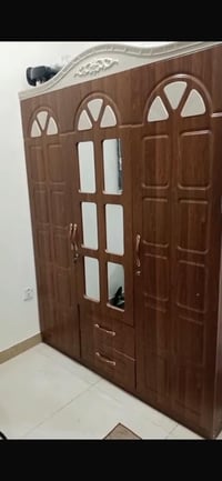غرفة نوم   تركي كنتور ثلاث ابواب  سرير نفرين حديد اصلي  ميز تواليت  دو...