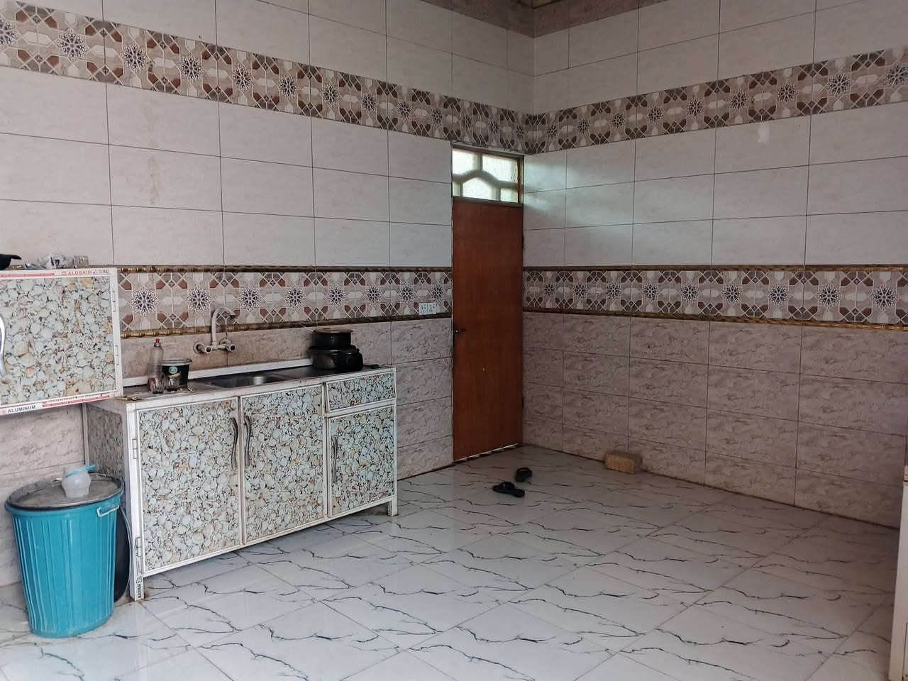 بيت طابو صرف مساحه 200 غرفتين وصاله ومطبخ وديوانيه وصحيات وساحه جبيره وحديقه لبيت حديث بناء طابوك رباط سوق الشيوخ الحي العسكري قرب مدرسه نهاوند موقع حلو وخدمات كامله راح اصير تبليط سعر 63
وبي مجال ***********
