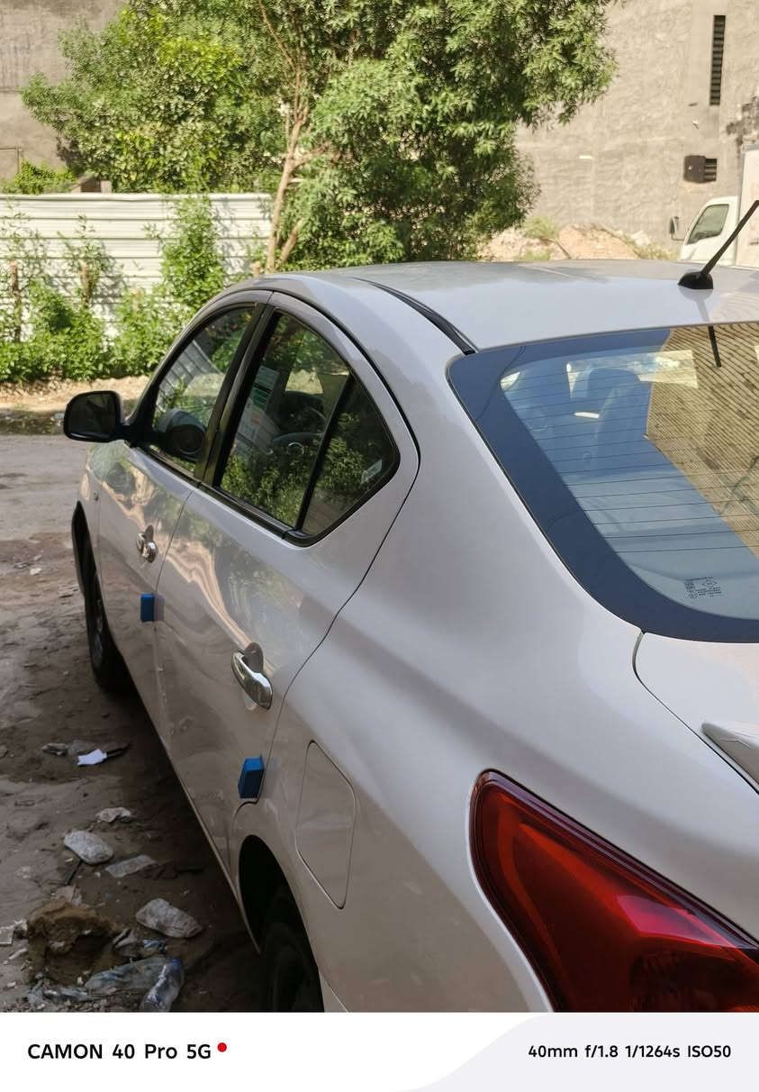 السلام عليكم 
نيسان صني الهندي بليته زركة للبيع 
موديل ٢٠١٩ 
السيارة محرك كير تبريد ثلج 
بيها طخة بالبنيد ممعدليها زين يعني بارد موضح بالصورة وباردات خفيفة كلش ممبينه ماشية ١١١ حقيقي 
السيارة جدا نظيفة بالعافية ع الياخذها نسيت أذكر عندي كسر بلد عامية جهة السايق بسيط جدا أربع أصابع مسويلها إدامة جديدة يم طلال نيسان جاهزة من كل شيء رايدها ٩٦ مكاني الدورة البوعيثة ***********
السيارة باسمي تحويل ثاني يوم
