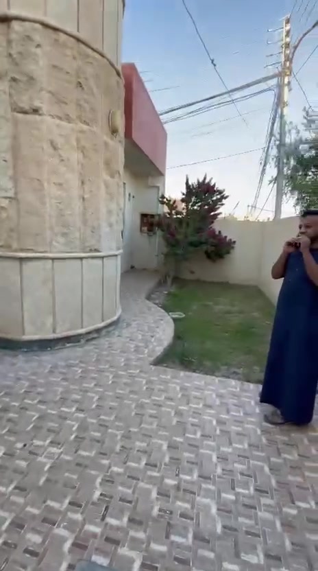 دار للبيع في مجمع بالقرب من شارع  الكراج مساحة ٢٠٠ متر
غرغتين نوم وصاله واستقبال ومطبخ وسند كامل للإستفسار الاتصال ***********
