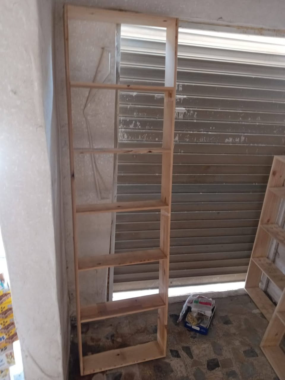 رفوف محل عدد ٧ كبير وصغير للبيع السعر ٢٥٠ وبيه مجال لاستفسار الاتصال على الرقم *********** مكانه الكوت الكريميه
