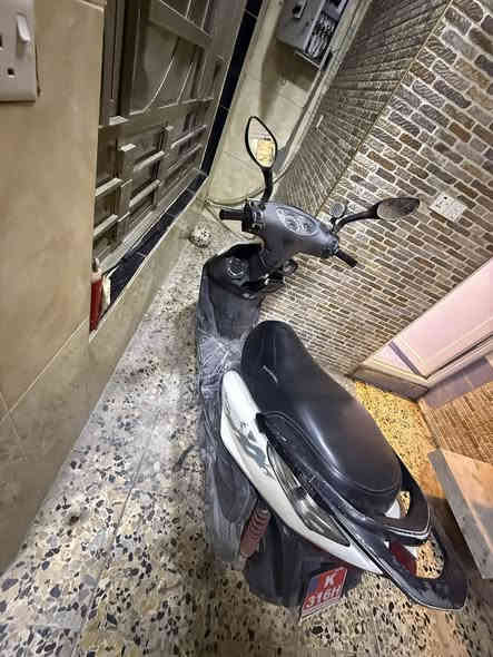 السلام عليكم 
دراجه ثعلب 
للبيع فقط 
الدراجه محرك ممفتوح 
نقص دبلات امامي خلفي و فلتر شوته 
الدراجه نكره 
الاتصال /***********
السعر /٦٠٠ بيه مجال
