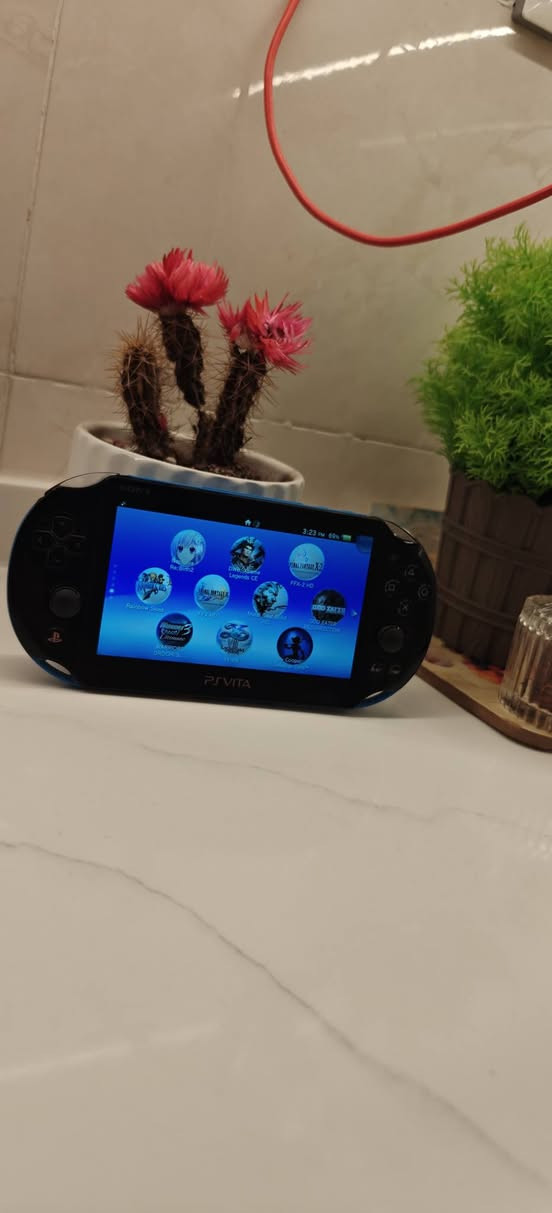 السلام عليكم 
بس فيتا سليم ps vita للبيع 
نسخة نادرة لون ازرك نظيف الجهاز واستعمالة قليل 
مهكر وكامل وية ملحقاتة والرام والادبتر والشاحنة الاصلية مال سوني 
الرام اصلي سان ديسك 128 وموجودة مكتب الالعاب ضخمة تنزلها من النت وطريقة سهلة وبي محاكي تشغل الالعاب psp والالعاب ps1 
مكاني بغداد العامرية موجود توصيل لبغداد فقط 
للتواصل ***********
