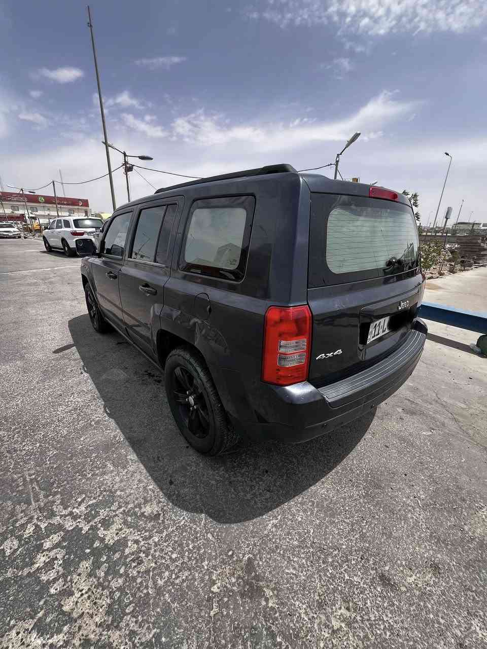للبيع: جيب باتريوت (Jeep Patriot) موديل 2014
فرصة مميزة لامتلاك سيارة جيب باتريوت عملية، ذات أداء قوي واعتمادية عالية. السيارة جاهزة للاستخدام ومناسبة لمختلف الطرق بفضل نظام الدفع الرباعي.
المواصفات الفنية:
 النوع: جيب باتريوت (Jeep Patriot)
 سنة الصنع: 2014
 سعة المحرك: 2400 سي سي
 نظام الدفع: رباعي (4x4)
 اللون: نيلي
تخم تاير جديد
كير مكينه تبريد كله ممتاز
سيارة حرة مشروع وطني رقم جديد 

المميزات والإضافات:
 شاشة داخلية: السيارة مجهزة بشاشة عرض داخلية توفر تجربة ترفيهية متطورة.
كامرة خلفية حساسات
 تصميم كلاسيكي مميز بهوية سيارات جيب.
 إطارات سوداء تضفي لمسة رياضية وجذابة.
 سيارة عملية ومناسبة للاستخدام اليومي.

السعر: 115 ورقة (11,500 دولار أمريكي)
مكان السيارة بصرة
للاستفسار والتواصل:
يرجى الاتصال على الرقم: ***********
