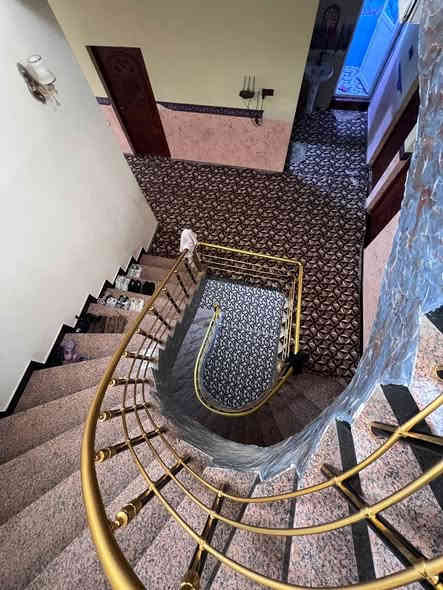 دار سكن للبيع طابقين 
طابو ملك صرف عرصة #تحويل بأسم المشتري
#المساحة :: 200م على شارع 10م تبليط
………
الطابق الأول بناء #بلوك 
#يحتوي :: كراج واسع صحيات خارجية أستقبال
مطبخ صالة واسعة غرفتين منام صحيات داخلية
الطابق الثاني بناء #فرمستون 
#يحتوي :: ثلاث غرف منام صالة صحيات داخلية 
مطبخ ودرج مؤدي للسطح .
………
#علماً / أمام البيت شارع وخلف البيت شارع 
مجاري البيت خطين / على نهر + منهولة سحب
……..
#الخدمات :: ماء كهرباء مجاري انارة تبليط 
مستوصف صيدلية مستشفى وقرب السوك .
…….
#السعر :: 160 مليون قابل للتفاوض 
#العنوان :: إبي الخصيب - شيخ إبراهيم 
قرب السايدين العوجة الرأيسي .
……..
#للأستفسار :: 
***********
