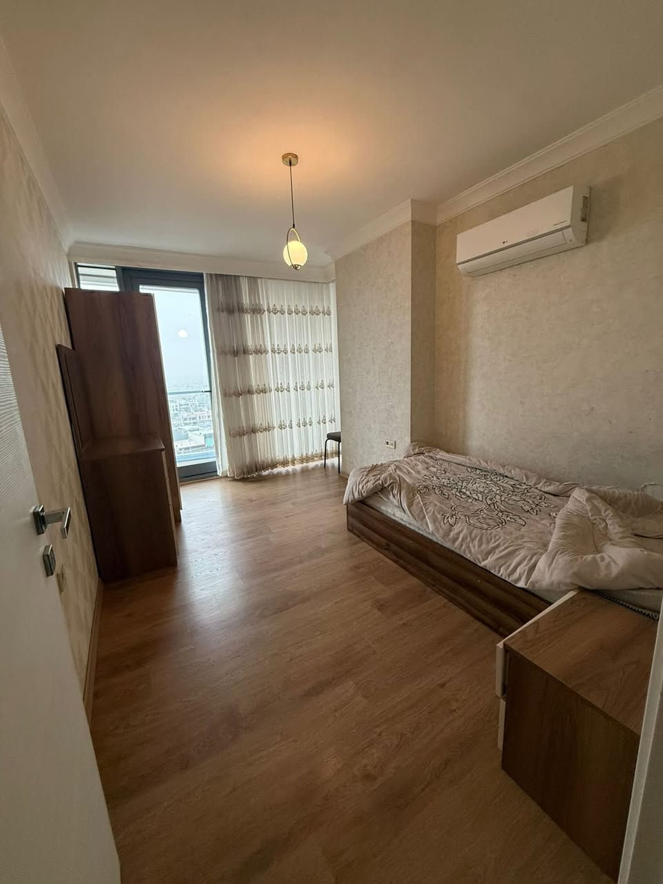 للبيع او للايجار
-شقة مؤثثvip
استثماريه 
-زيرو

في أربيل
مجمع لالاف افينو 

 مساحة 145 

يتكون من
- غرف نوم 3
-صالة 
- صحيات 
- مطبخ
- طابق  11
- واجهة خارجي 
- 
- ⁠للأستفسار أكثر يمكنكم التواصل معنا عبر الواتس آب 
- ***********
- ⁠***********
