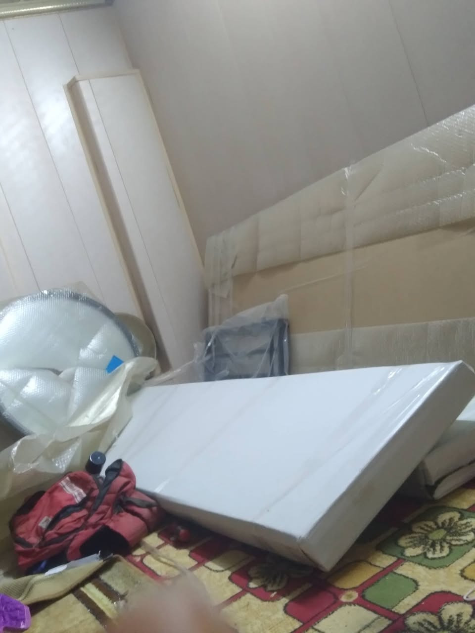 سلام عليكم غرفه تركي ضخمه  بعدها بلكارتون ممفتوحه  ١٠ قطع اناره وسرير قلاب  لسعر واحد و ٢٠٠ بغداد ***********
