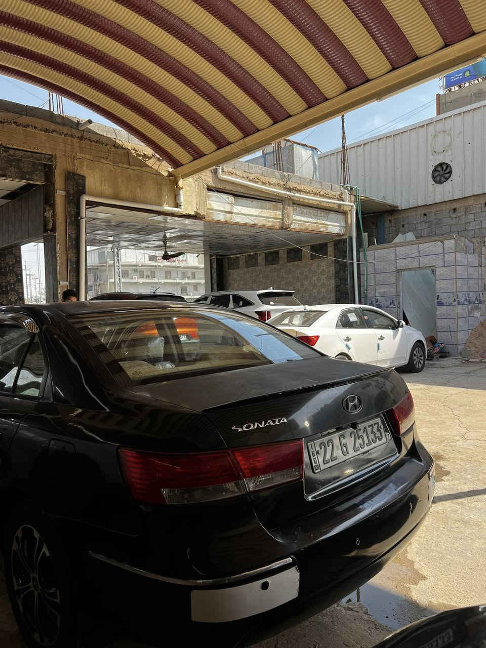 السلام عليكم سوناتا ١٠ بيها قطعتين ونص صبغ ابيع ٣ داخل شركه كير ومكينه وتبريد خير من الله السعر ٩٠ وبيها مجال *********** السياره موجوده بالفلوجه
