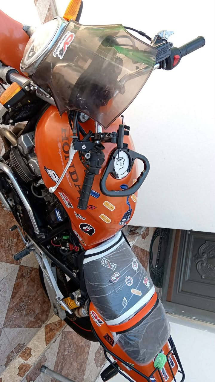 (سلام عليكم) 
دراجه🏍️للبيع/نوع/سي بي فور حجم/400
موديل/2002/لون🟠 برتقالي/محرك كبس
نضافه 90/100/مكاني أربيل السعر 13$وبي مجال بسيط اي استفسار *********** واتساب
