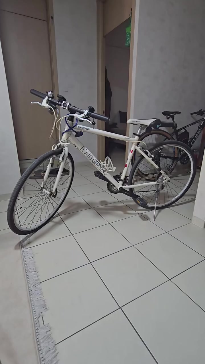 c700 ماركة لويس كارنغال المنشأ ياباني  متصدر الى كندا 🇨🇦 غني عن التعريف  البايسكل بحاله جيده سستم ياباني على البلاد السعر ان شاءالله مناسب راسلني او اتصل وتؤمر 
*********** واتساب
