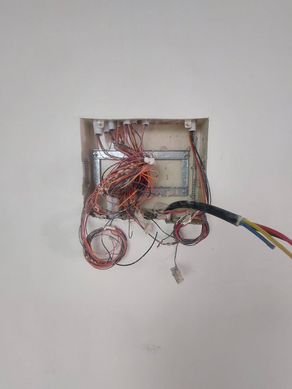 السلام عليكم
خلفه  متفرغ 
محتاج شغل 
مكاني بغداد
  *********** بي واتساب
