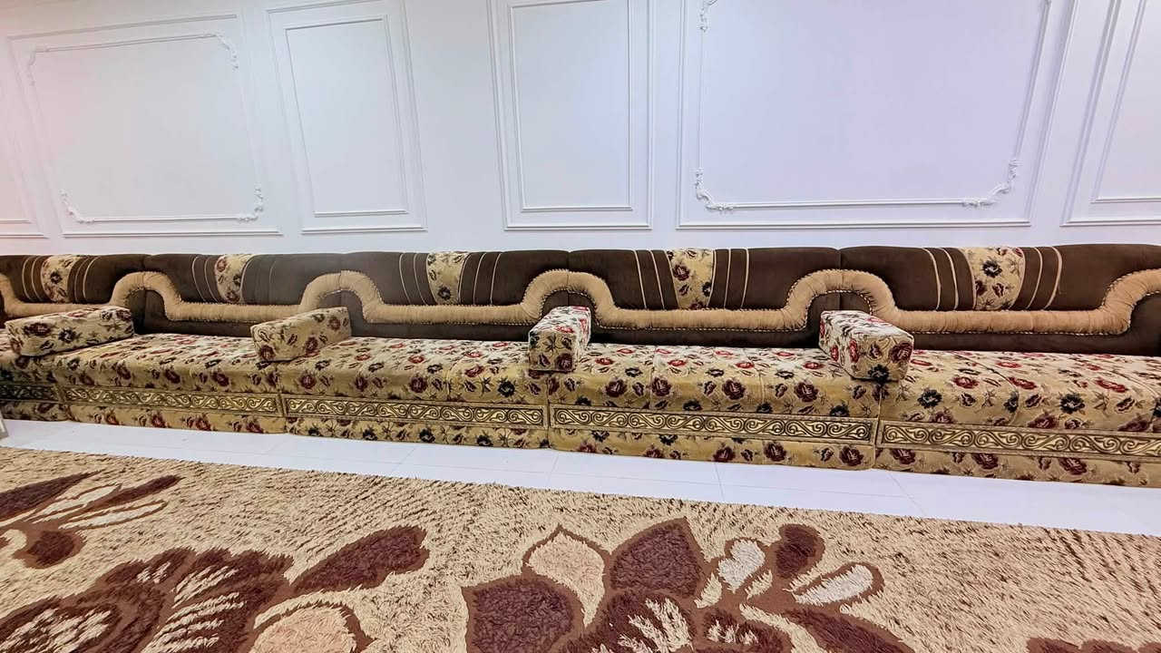 ديوان للبيع مساحته 23 متر
يحتوي على 3 زاويه و 12 كوشه
نضافته ٪90
السعر مليون و نص وبيهن مجال الشراي يتواصل واتساب ..... ***********
