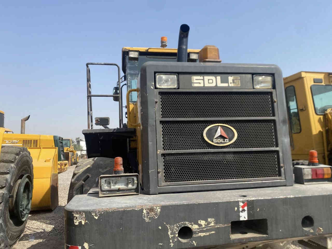 سلام عليكم مرخصة صاحب الكروب شفل صيني مكينا كتربلر جديد كفاله عامه موديل 2013 بصره 26 حجم 56 يعني 85 تحول ثاني يوم وين مايعجبك.  مراوس بساره صالون او تريله حسب القناعة ***********.  عنوان بصره
