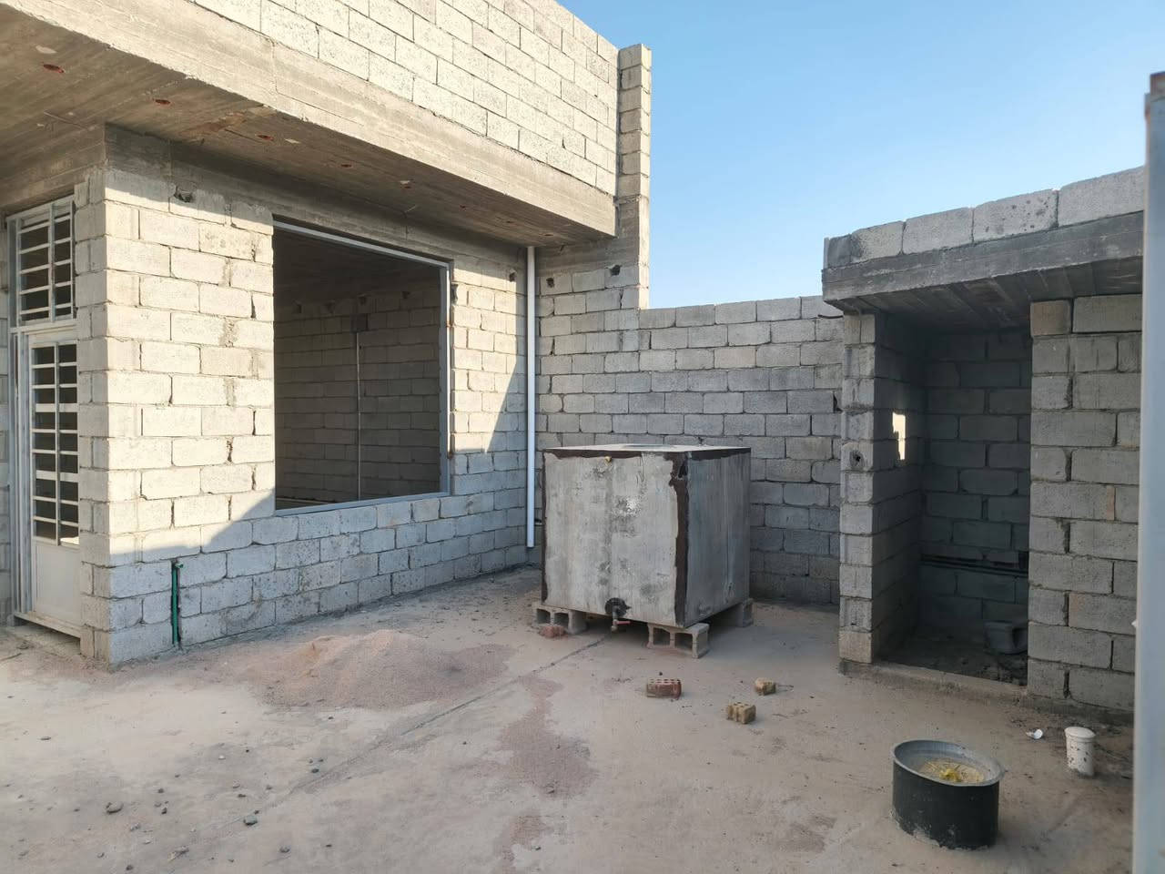 سلام عليكم بيت هيكل للبيع مساحه 250 متر  العنوان بغداد قريه عشره  يحتوي على ثلاث غرف نوم صاله معزوله 
وستقبال ومطبغ وكراج التفاصيل والسعر التصال 
مع صاحب الدار  ***********
