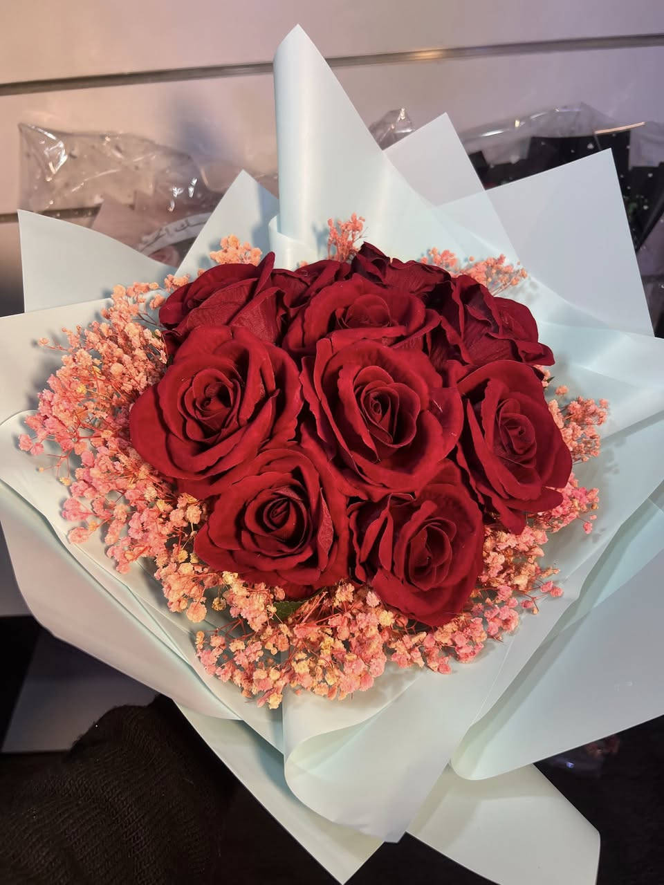 نحلي أيامكم بالورد، ونكمل فرحتكم بأرقى التجهيزات. 🌷"
سعر البوكيه ٢٠ ألف فقط 
والاستفسار راسلونا خاص
أو التصال ***********على الرقم يتوفر لدينا خدمة توصيل 🚚 داخل القاسم (ع)⁩
