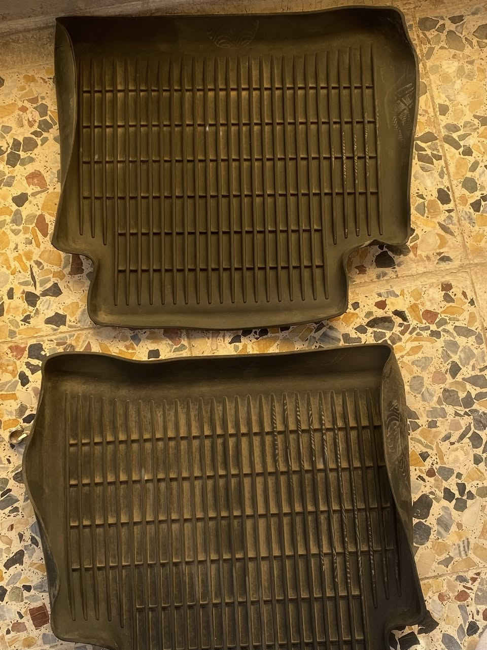 ارضيات كاربت + ارضيات ربل اصليات مستخدمات بدون اي ضرر يرهمن لجميع الكورلات من موديل 2020 الى 2025 سعر الارضية الواحدة 25 ألف فقط 
مكان بغداد حي الجهاد الضباط 
***********
