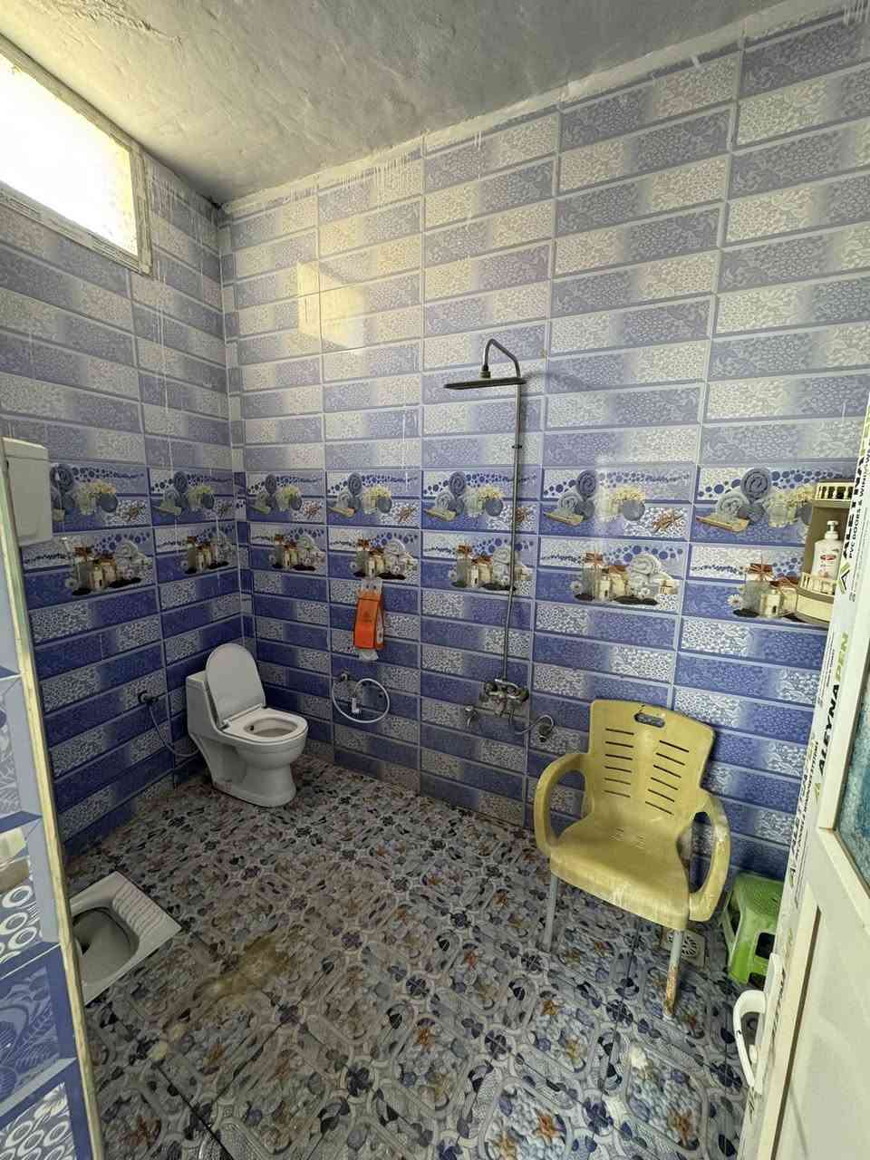 اللهم صلي على محمد وآل محمد شقق للبيع  طابو صرف اسود تصميم ارضي وسطحي المساحه   بالسند100متر عدل تكدر تسحب عليهه قرض او سلفه اني اداورلك 100متر صافي  بس البناء واقع حال 96متر ونصف كل شقه تحتوي عل
غرفتين كل غرفه 4✖️4
واستقبال 6✖️4
ومطبخ4✖️4
وصحيات 
مثل ما موضح بالفديوهات والصور
ترهم عيادات لأن قريبه كلش على شارع الأطباء 
او سكن او استثمار يعني بالشهر يطلعلك منهن 600الف كل شقه اجارهه 300 
بناء كونكريت مسلح فوك وجوه انبنت 2019
وباقي التفاصيل واضحه بالفديو والصور
السعر 210وبيهن مجال 
استفسار ***********
***********
