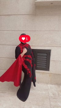 فستان تصميم خاص • قياس ٤٢/٤٤ • ملبوس مرة وحدة