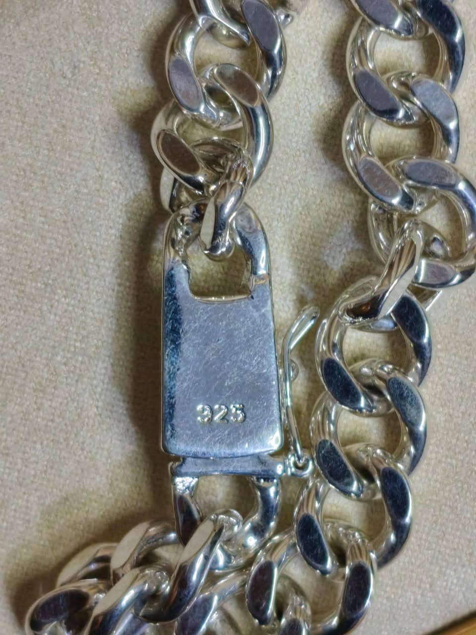 قطعتين زنجيل مختوم925 ابيع هل موجود اعلى سعر ابيع وزنهن 108g


**إذا كنت صاحب هذا الإعلان وتريد حذفه لأي سبب، رجاءا أرسل رسالة إلى الدعم الفني**