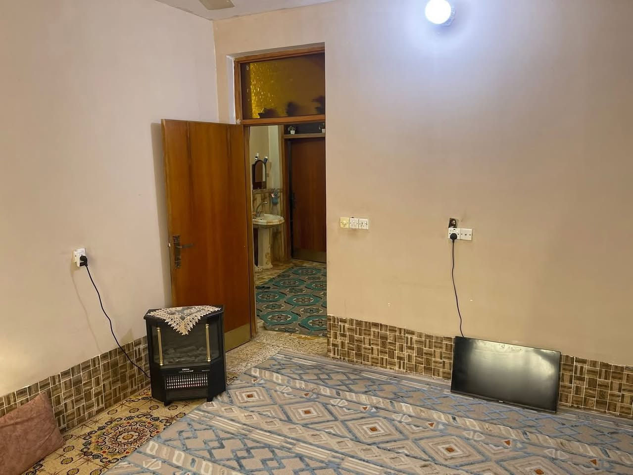 من رخصة صاحب الكروب المحترم  بيت في مدينة الصدر قطاع 27قريب ع شارع ستين بيت نضيف قطاع مقرنص مساحة 144متر 
طابقين و بيتونه وسطحين 
الطابق الاول يحتوي ع استقبال وغرفة ومطبخ وصاله كبيره ومنور وترك وخدمات 
والطابق الثاني يحتوي ثلاث غرف نوم  غرفه منهم ع كبر الاستقبال وصاله كبيره وخدمات 
بأمكان المشتري يسوي البيت بيتين منفصلين .للاستفسار والمعلومات الاتصال 
***********
