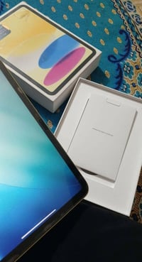 ايباد 11 ….A16 ذاكره 256 شخط ما بي جديد قبل ٢٠ اخذته جديد كارتونه وشاح...