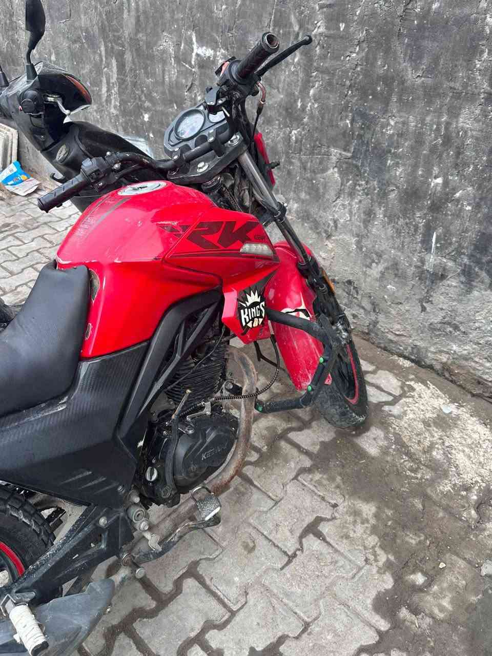 السلام عليكم كيواي موديل 2022 مرقم بغداد 
للبيع او مراوس ببوكسر دراجه مكفوله بيها نقص دبل أمامي تعبان بس رايدها ب 1400 مكاني بغداد حي العدل 
***********
