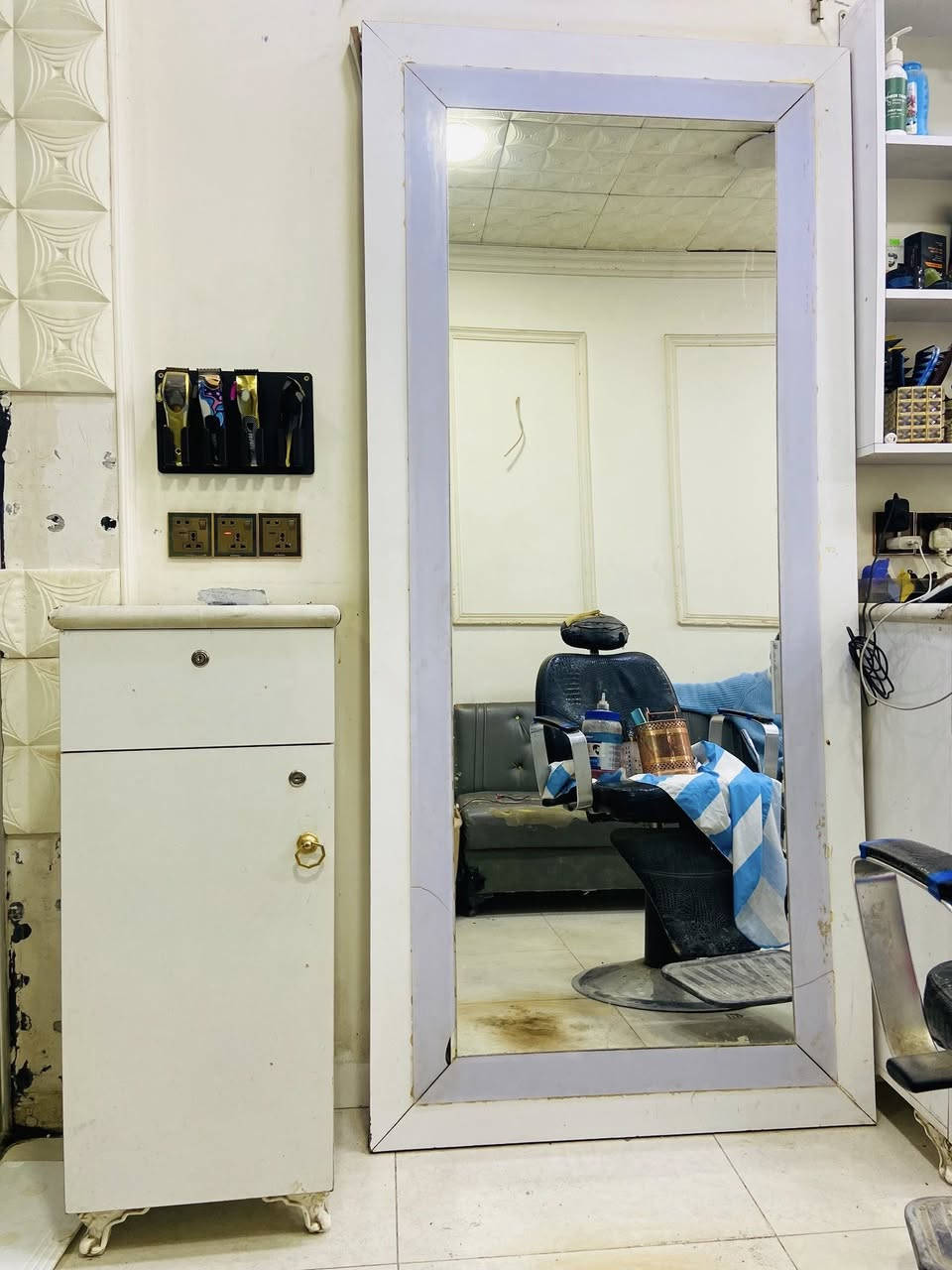 ديكور حلاقه للبيع 📍الموقع سامراء
متكون من ثلاث مري 
4ميوزه مثل ما واضح بصوره  
3رفوف تعليك
4تخم ثلاث قطع
5باترينه 
للبيع شلع سعر بعد الاتفاق:***********
