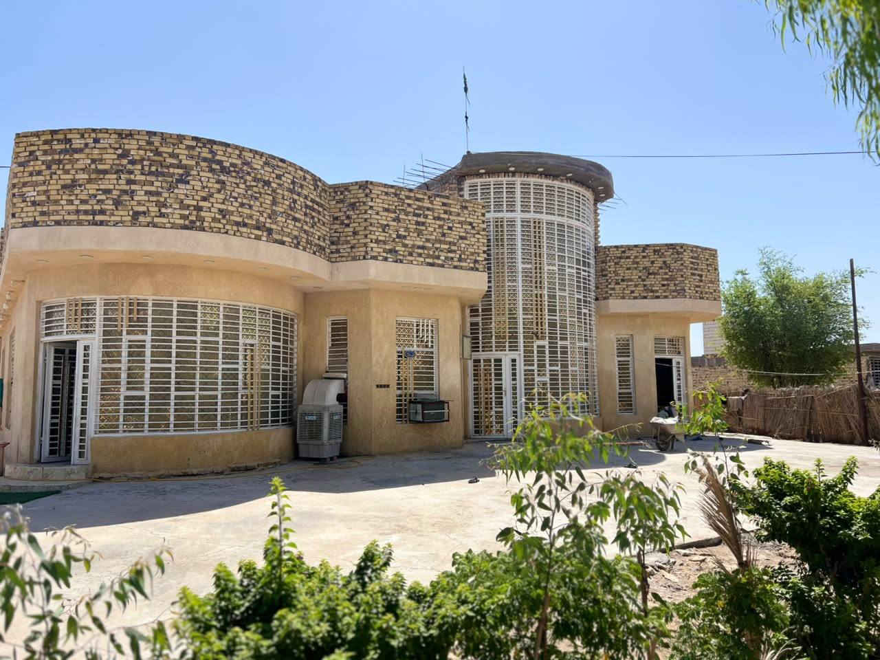 سلام عليكم دونم طابو زراعي سند 25 بسمي مداور ثاني يوم خدمات ماء اساله كهربلا خط مولده مدارس شارع تبليط عرضه 15 متر يبعد عن شارع العام السيدين 100 متر البيت بناء حديث مساحت البيت 310 متر يتكون من استقبال 18 متر وعرضه 5 +3 غرف طول الغرفه 7 متر وعرض 5 + صاله 15 متر وعرض 5 متر + مطبخ 7 متر وعرض 5 متر مجمع صحيات داخليات وخارجيات وكافت الخدمات ستفسار اتصل ع رقم ***********
