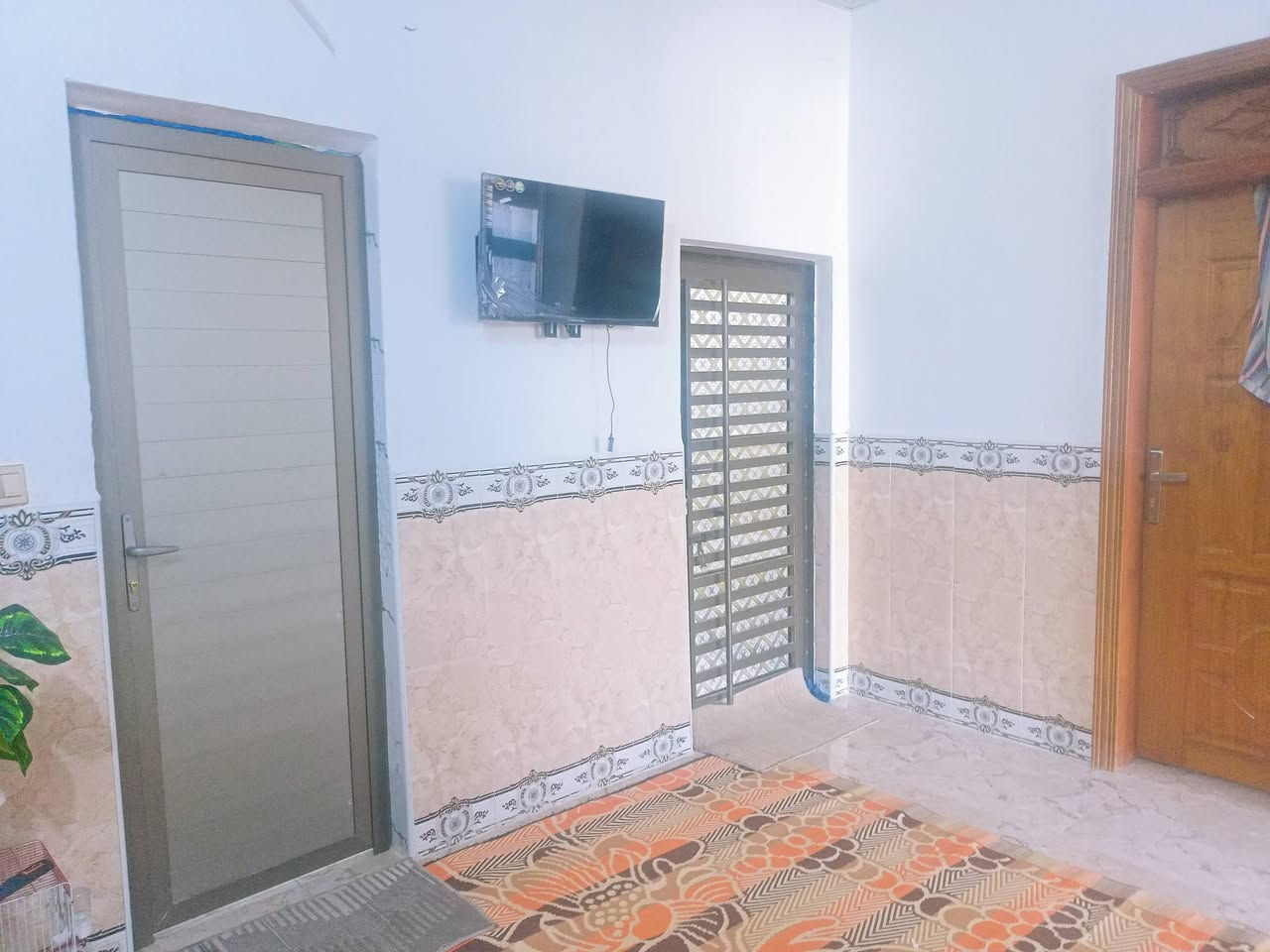 بيت للبيع مساحته 200م ركن خدمات تبليط مجاري اناره مدارس زراعي قرار محكمه غرفيتن صاله مطبغ مجموعه صحيات براني السعر 38 قابل للتفاوض الجربوعيه الأولى الاستفسار *********** مكتب عقارات الصالح الجربوعيه الأولى قرب مدرسه القحطانيه السايدين
