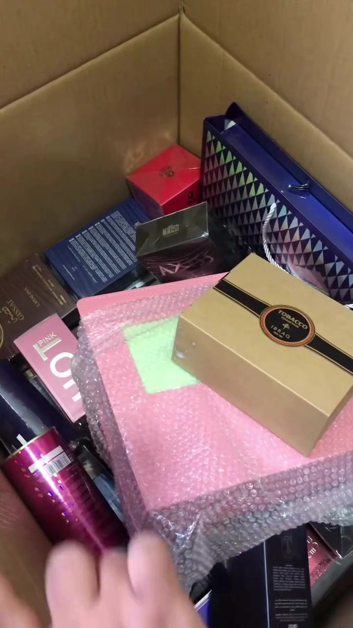 سلام عليكم ورحمة الله وبركاته اخوان عطور امارتيه فول كارتون يعد 30 قطعه مع 3 بكجات خير من الله التواصل خاص او عل رقم ***********
