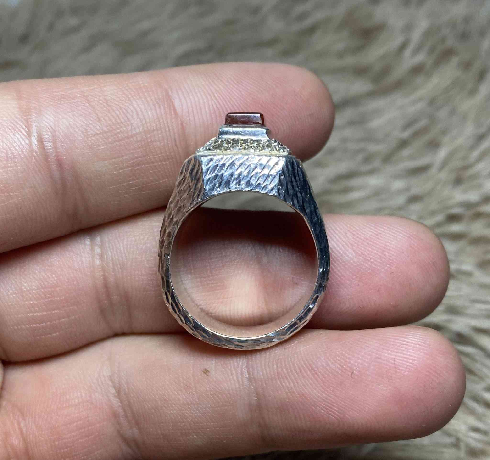 سلام عليكم عقيق يماني مطعم بالماس فضة صب ثقيل
قياس الخاتم (21) للبيع يوجد توصيل ***********
