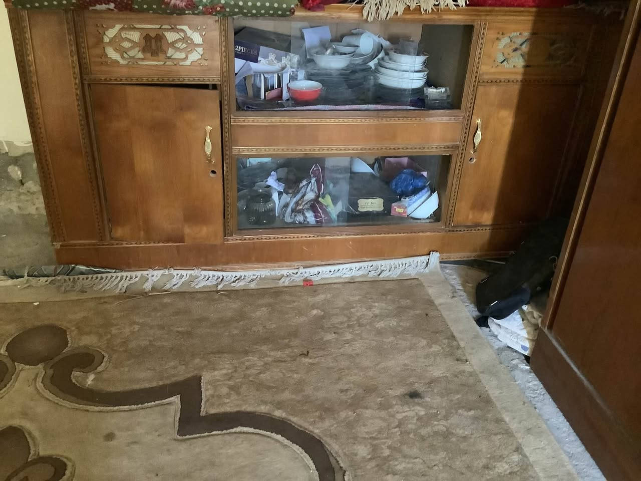 سلام عليكم كنتور للبيع سعره 300وبي مجال وبوفيه سعرها 100 جديدات وخشب صاج اصلي وباب جديد مو مستخدم كامل هوه والجرجوبه سعره 100مكاني الفلوجه جبيل ***********
