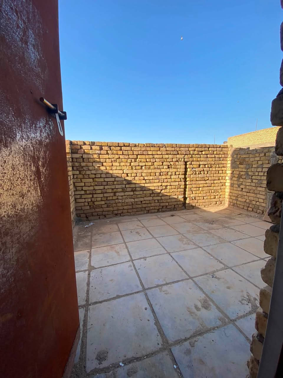 💥 دار طابو صرف ركن حي الرسول قرب مستشفى الولادة 🩵
✅ (فارغ غير مؤجر)💥

⚜️البيت للبيع جاهز⚜️ للسكن ⚜️ كونكريت مسلح ⚜️عرض الشارع 12متر على ساحه ⚜️  ✅فارغ حالياً 🏠 

_____________________________________________

🏤يحتوي البيت ع 🏤 طابق ونص 💥

💥 غرف نوم عدد 2 🔀💥 آستقبال 🔀💥 صاله 2

 صحيات 🔀💥 مطبخ 🔀💥🔀💥 مناور2 ❇️ 

____________________________________________

المكان 💥⚜️💥( حي الرسول)( المربع المقابيل مستشفى الولادة) 

حي الرسول ♦️

المساحه💥⚜️💥(100)م ركن 

(10×10)

السعر 💥⚜️💥 150 قابل للتفاوض 

 💜

_____________________________________________

👑تريد عقارك ينباع ماعليك سوئ المراسله والباقي علينه 

_____________________________________________

💙️ #للاعلان عن العقار الخاص بك او للمزيد من الاستفسارات إتصل على الارقام التاليه أو زيارة مكتبنا الكائن في آلشموخ قرب مرطبات الزعفران
***********
***********
