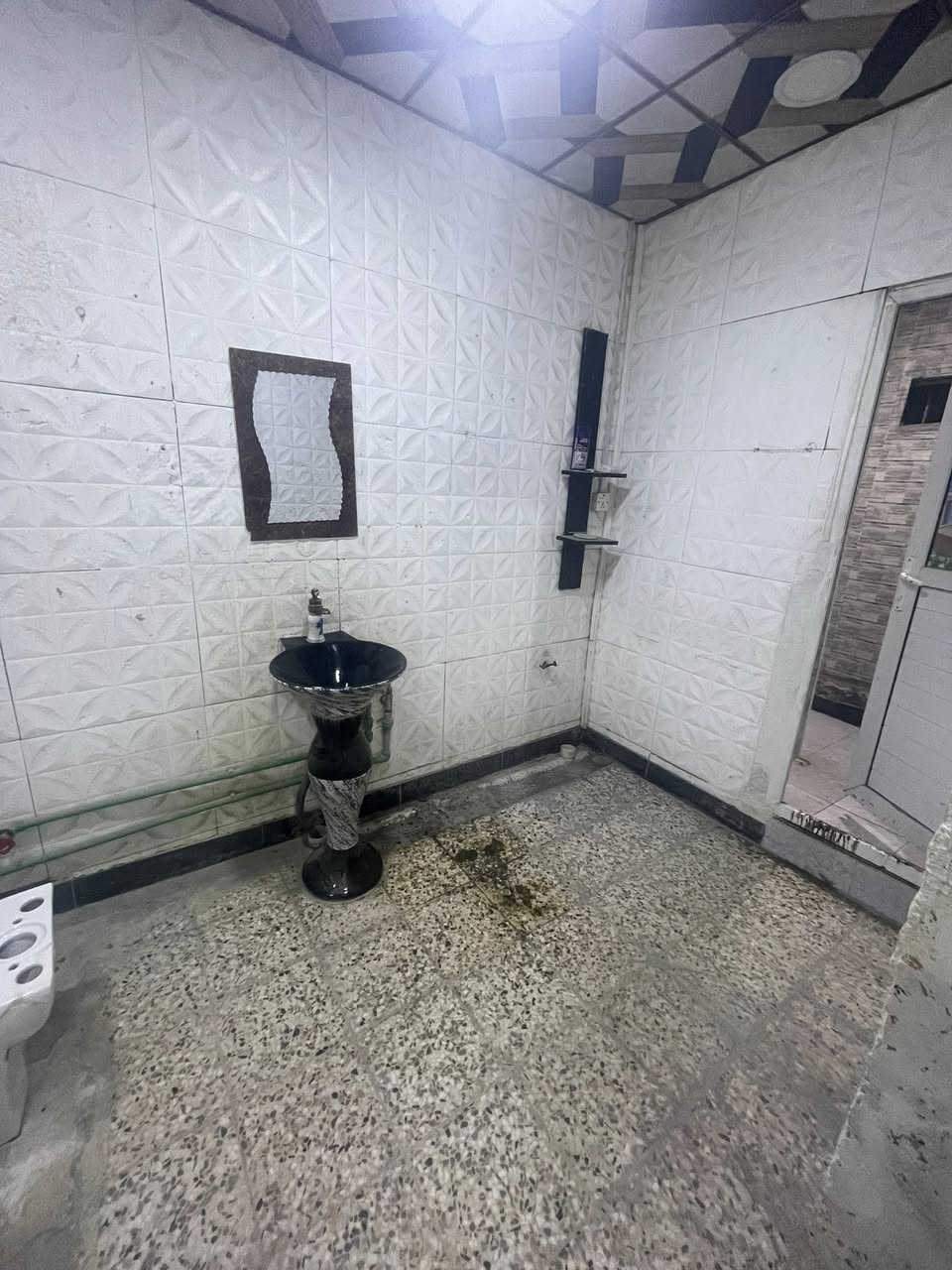 شقه  للإيجار بدور الضباط  مطلوب
عائله صغيره اكثر شيء  ٥ نفرات غرفه وصاله 
واستقبال ومطبخ وصحيات وطارمه
 الايجار 450 الف شامل الكهرباء والماء 
للاستفسار : ( *********** )
