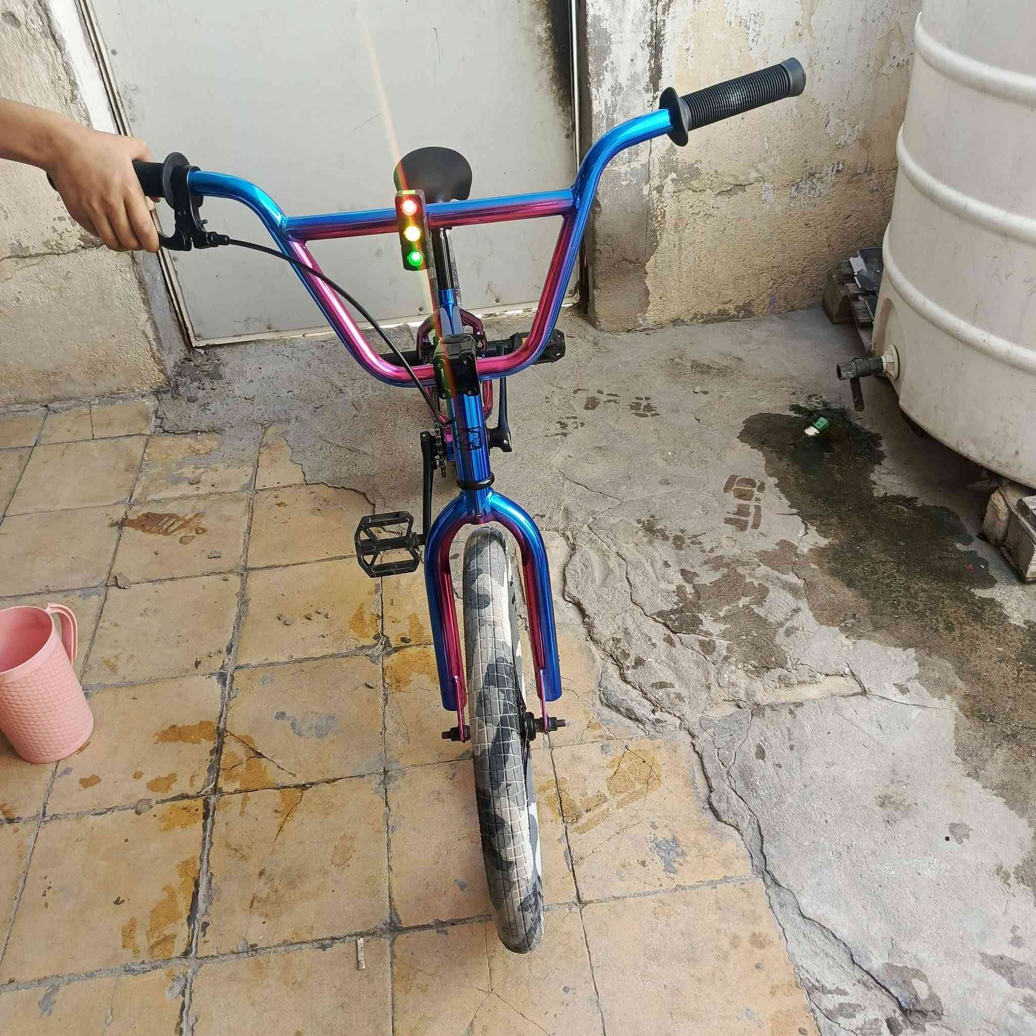 السلام عليكم بايسكل BMX ابو الحركات الاصلي صارله اسبوع من نازل من الحاويه  اشتريناه300الف ونريد انبيعه سعره
200🔒 الموقع بصره الاسمعي الجديد التواصل و الاستفسار على الخاص


**إذا كنت صاحب هذا الإعلان وتريد حذفه لأي سبب، رجاءا أرسل رسالة إلى الدعم الفني**